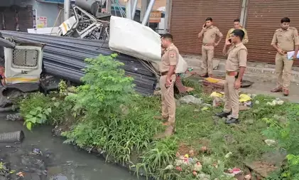 ग्रेटर नोएडा में सरिया से भरा ट्रक नाले में पलटा, चालक की दर्दनाक मौत, दो घंटे तक चला रेस्क्यू ऑपरेशन ग्रेटर नोएडा में सरिया से भरा ट्रक नाले में पलटा, चालक की दर्दनाक मौत, दो घंटे तक चला रेस्क्यू ऑपरेशन