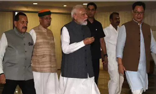 पेपर लीक पर राजनीति नहीं, छात्रों का भविष्य सर्वोपरि; एनडीए बैठक में पीएम मोदी का विपक्ष पर निशाना पेपर लीक पर राजनीति नहीं, छात्रों का भविष्य सर्वोपरि; एनडीए बैठक में पीएम मोदी का विपक्ष पर निशाना