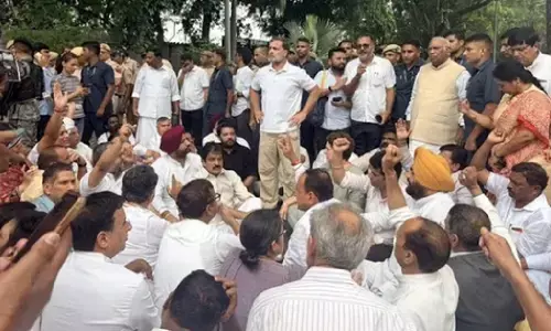 प्रधानमंत्री के आवास के बाहर पहली बार धरने पर बैठे राहुल गांधी और प्रियंका गांधी, शिक्षा मंत्री के इस्तीफे की उठाई मांग प्रधानमंत्री के आवास के बाहर पहली बार धरने पर बैठे राहुल गांधी और प्रियंका गांधी, शिक्षा मंत्री के इस्तीफे की उठाई मांग