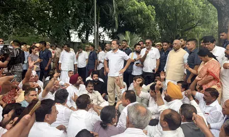 छात्रों पर लाठीचार्ज के विरोध में उतरा विपक्ष: राहुल गांधी की अगुवाई में सांसदों का प्रधानमंत्री आवास तक मार्च; पुलिस ने रोका छात्रों पर लाठीचार्ज के विरोध में उतरा विपक्ष: राहुल गांधी की अगुवाई में सांसदों का प्रधानमंत्री आवास तक मार्च; पुलिस ने रोका