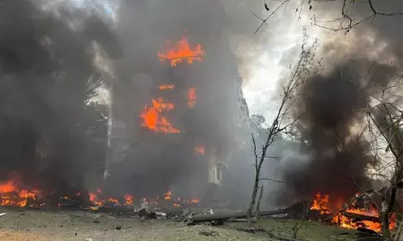 रूसी हमलों से यूक्रेन के कई शहरों में तबाही, रिहायशी इमारतों और पार्क को बनाया निशाना: जेलेंस्‍की