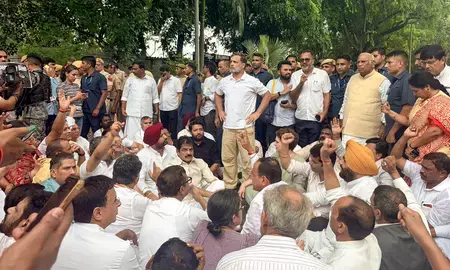 केंद्रीय मंत्री जितेंद्र सिंह से राहुल गांधी की वार्ता बेनतीजा! पीएम आवास के बाहर डटे विपक्ष ने सरकार के सामने रखीं 5 बड़ी मांगें केंद्रीय मंत्री जितेंद्र सिंह से राहुल गांधी की वार्ता बेनतीजा! पीएम आवास के बाहर डटे विपक्ष ने सरकार के सामने रखीं 5 बड़ी मांगें