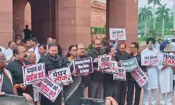 काले कपड़े पहनकर संसद परिसर में उतरा पूरा विपक्ष: राहुल गांधी और प्रियंका गांधी के नेतृत्व में सरकार के खिलाफ जोरदार प्रदर्शन काले कपड़े पहनकर संसद परिसर में उतरा पूरा विपक्ष: राहुल गांधी और प्रियंका गांधी के नेतृत्व में सरकार के खिलाफ जोरदार प्रदर्शन