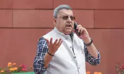 लोकसभा से निलंबित हुए TMC सांसद कल्याण बनर्जी, महिला सांसदों पर कथित अभद्र टिप्पणी के बाद बड़ी कार्रवाई