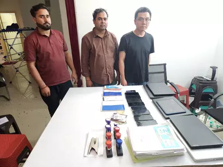 एसटीएफ का एक्शन: चीनी नागरिक समेत तीन गिरफ्तार, शेल कंपनियों के जरिए हवाला और मनी लॉन्ड्रिंग का खुलासा एसटीएफ का एक्शन: चीनी नागरिक समेत तीन गिरफ्तार, शेल कंपनियों के जरिए हवाला और मनी लॉन्ड्रिंग का खुलासा