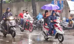 गुजरात में मूसलाधार बारिश से जनजीवन अस्त-व्यस्त, सड़कें बंद, स्कूलों की छुट्टी; कई जिलों में रेड अलर्ट गुजरात में मूसलाधार बारिश से जनजीवन अस्त-व्यस्त, सड़कें बंद, स्कूलों की छुट्टी; कई जिलों में रेड अलर्ट