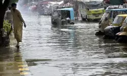 भारी बारिश और फ्लैश फ्लड ने मचाई तबाही: पाकिस्तान भारी बारिश और फ्लैश फ्लड ने मचाई तबाही: पाकिस्तान