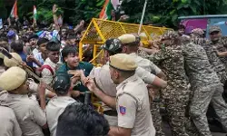 विरोध और असहमति के दमन से कमजोर पड़ता लोकतंत्र