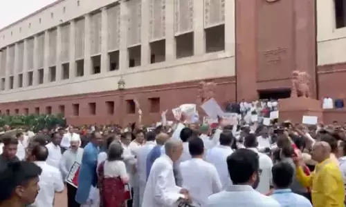 संसद परिसर में सरकार-विपक्ष आमने-सामने, लोकसभा-राज्यसभा की कार्यवाही स्थगित; छात्र आंदोलन पर बढ़ा सियासी घमासान
