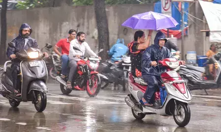 गुजरात में मूसलाधार बारिश से जनजीवन अस्त-व्यस्त, सड़कें बंद, स्कूलों की छुट्टी; कई जिलों में रेड अलर्ट