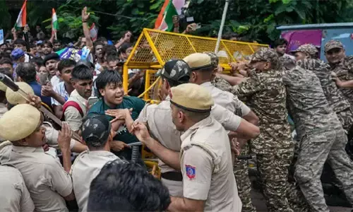 विरोध और असहमति के दमन से कमजोर पड़ता लोकतंत्र विरोध और असहमति के दमन से कमजोर पड़ता लोकतंत्र