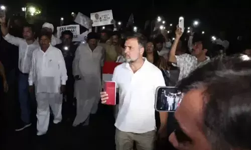 छात्रों के समर्थन में सड़क पर उतरे राहुल गांधी, बोले- पूरा विपक्ष आपके साथ छात्रों के समर्थन में सड़क पर उतरे राहुल गांधी, बोले- पूरा विपक्ष आपके साथ