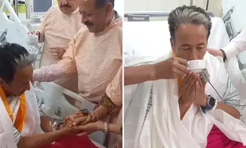 सोनम वांगचुक ने 26 दिन बाद तोड़ा अनशन, जेपी नड्डा और जितेंद्र सिंह से मुलाकात के बाद लिया फैसला सोनम वांगचुक ने 26 दिन बाद तोड़ा अनशन, जेपी नड्डा और जितेंद्र सिंह से मुलाकात के बाद लिया फैसला