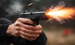 बंगाल: मालदा कैंप में बीएसएफ जवान ने की फायरिंग, दो साथियों की मौत बंगाल: मालदा कैंप में बीएसएफ जवान ने की फायरिंग, दो साथियों की मौत