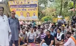 बरनाला में लाठीचार्ज के खिलाफ हड़ताल पर 25 हजार सफाई कर्मचारी! शहरों में पसरेगा कचरे का ढेर, स्वास्थ्य संकट की आशंका बरनाला में लाठीचार्ज के खिलाफ हड़ताल पर 25 हजार सफाई कर्मचारी! शहरों में पसरेगा कचरे का ढेर, स्वास्थ्य संकट की आशंका
