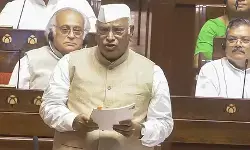 मल्लिकार्जुन खड़गे का पीएम मोदी पर बड़ा हमला: रात में वीडियो संदेश जारी करने के बजाय संसद में आकर जवाब दें प्रधानमंत्री मल्लिकार्जुन खड़गे का पीएम मोदी पर बड़ा हमला: रात में वीडियो संदेश जारी करने के बजाय संसद में आकर जवाब दें प्रधानमंत्री