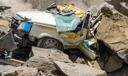 दर्दनाक हादसा: वाहन पर चट्टान गिरने के बाद लगी भीषण आग, 6 माह के मासूम समेत 13 लोगों की जिंदा जलकर मौत दर्दनाक हादसा: वाहन पर चट्टान गिरने के बाद लगी भीषण आग, 6 माह के मासूम समेत 13 लोगों की जिंदा जलकर मौत