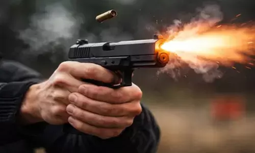 बंगाल: मालदा कैंप में बीएसएफ जवान ने की फायरिंग, दो साथियों की मौत बंगाल: मालदा कैंप में बीएसएफ जवान ने की फायरिंग, दो साथियों की मौत