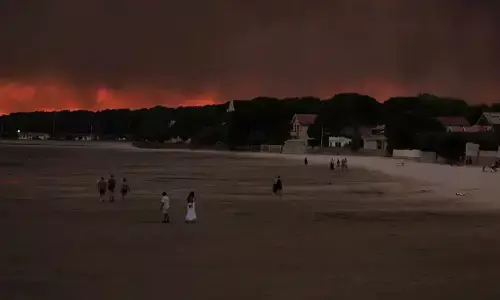 जंगल की आग के सामने लाचार होते फ्रांस और स्पेन जंगल की आग के सामने लाचार होते फ्रांस और स्पेन