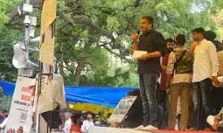 महाराष्ट्र: दिल्ली में छात्र विरोध प्रदर्शन स्थल पहुंचे रोहित पवार, सरकार पर साधा निशाना महाराष्ट्र: दिल्ली में छात्र विरोध प्रदर्शन स्थल पहुंचे रोहित पवार, सरकार पर साधा निशाना