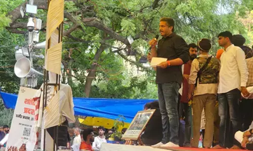 महाराष्ट्र: दिल्ली में छात्र विरोध प्रदर्शन स्थल पहुंचे रोहित पवार, सरकार पर साधा निशाना महाराष्ट्र: दिल्ली में छात्र विरोध प्रदर्शन स्थल पहुंचे रोहित पवार, सरकार पर साधा निशाना
