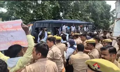 नीट पेपर लीक विवाद: बिहार बंद में भारी उपद्रव, कई जिलों में पुलिस पर पथराव; छपरा में उग्र भीड़ ने फूंकी पुलिस जीप नीट पेपर लीक विवाद: बिहार बंद में भारी उपद्रव, कई जिलों में पुलिस पर पथराव; छपरा में उग्र भीड़ ने फूंकी पुलिस जीप