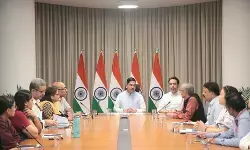प्रल्हाद जोशी ने संभाला शिक्षा मंत्रालय का पदभार: पहले ही दिन वरिष्ठ अधिकारियों संग की मैराथन बैठक; कहा— छात्र हित और पारदर्शिता हमारी सर्वोच्च प्राथमिकता प्रल्हाद जोशी ने संभाला शिक्षा मंत्रालय का पदभार: पहले ही दिन वरिष्ठ अधिकारियों संग की मैराथन बैठक; कहा— छात्र हित और पारदर्शिता हमारी सर्वोच्च प्राथमिकता