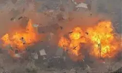 तमिलनाडु: शिवकाशी में अवैध पटाखा गोदाम में भीषण धमाका; तीन की मौत, कई लोग झुलसे; पूरी इमारत ढही तमिलनाडु: शिवकाशी में अवैध पटाखा गोदाम में भीषण धमाका; तीन की मौत, कई लोग झुलसे; पूरी इमारत ढही