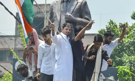 बिहार: तेजप्रताप यादव को 14 दिनों की न्यायिक हिरासत में भेजा गया; अधिवक्ता ने गिरफ्तारी को बताया गैर-कानूनी, उठाए गंभीर सवाल बिहार: तेजप्रताप यादव को 14 दिनों की न्यायिक हिरासत में भेजा गया; अधिवक्ता ने गिरफ्तारी को बताया गैर-कानूनी, उठाए गंभीर सवाल