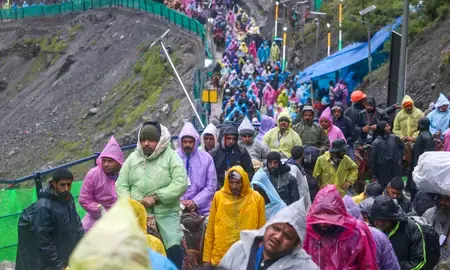 अमरनाथ यात्रा में श्रद्धालुओं का उत्साह बरकरार, 4 लाख से अधिक भक्तों ने किए बाबा बर्फानी के पवित्र दर्शन अमरनाथ यात्रा में श्रद्धालुओं का उत्साह बरकरार, 4 लाख से अधिक भक्तों ने किए बाबा बर्फानी के पवित्र दर्शन
