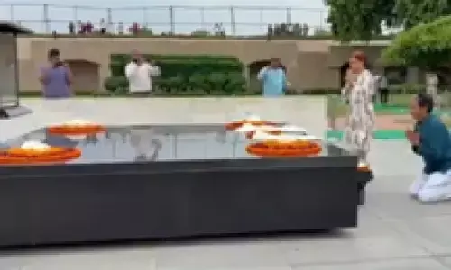 अस्पताल से छुट्टी के बाद सोनम वांगचुक राजघाट पहुंचकर महात्मा गांधी को दी श्रद्धांजलि, बोले- आज भी सबसे प्रासंगिक है बापू का अहिंसा का मार्ग