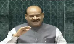 लोकसभा की कार्यवाही दोपहर 2 बजे तक स्थगित, एंटी पेपर लीक बिल पर आज होगी अहम चर्चा लोकसभा की कार्यवाही दोपहर 2 बजे तक स्थगित, एंटी पेपर लीक बिल पर आज होगी अहम चर्चा