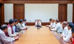 पीएम मोदी ने बाढ़ की स्थिति पर असम के सांसदों से की चर्चा, केंद्र की ओर से मदद का दिया आश्वासन पीएम मोदी ने बाढ़ की स्थिति पर असम के सांसदों से की चर्चा, केंद्र की ओर से मदद का दिया आश्वासन