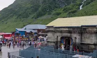 उत्तराखंड: ऑरेंज अलर्ट के बीच रुद्रप्रयाग में थमी बारिश, केदारनाथ धाम में श्रद्धालु कर रहे दर्शन