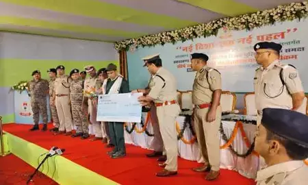 झारखंड : ऑपरेशन नवजीवन के तहत छह इनामी नक्सली कमांडरों समेत 16 माओवादियों ने डाले हथियार