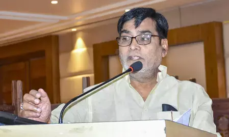 एनडीए नेताओं ने तेजस्वी यादव को बताया पार्ट-टाइम पॉलिटिशियन, गैरहाजिरी पर उठाए सवाल एनडीए नेताओं ने तेजस्वी यादव को बताया पार्ट-टाइम पॉलिटिशियन, गैरहाजिरी पर उठाए सवाल