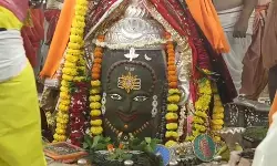 गुरु पूर्णिमा पर सूर्य, चंद्रमा और बेलपत्र से सजे महाकाल, भांग से हुआ विशेष शृंगार गुरु पूर्णिमा पर सूर्य, चंद्रमा और बेलपत्र से सजे महाकाल, भांग से हुआ विशेष शृंगार