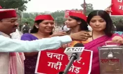 संसद परिसर में सपा का प्रदर्शन, दानपेटी लेकर पहुंचीं डिंपल यादव; अखिलेश ने लगाए ‘चढ़ावा चोर, गद्दी छोड़ो’ के नारे संसद परिसर में सपा का प्रदर्शन, दानपेटी लेकर पहुंचीं डिंपल यादव; अखिलेश ने लगाए ‘चढ़ावा चोर, गद्दी छोड़ो’ के नारे