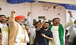 राकेश टिकैत से मिले सीजेपी नेता, साझा आंदोलन की अटकलें तेज; किसानों-छात्रों की संयुक्त रणनीति पर मंथन राकेश टिकैत से मिले सीजेपी नेता, साझा आंदोलन की अटकलें तेज; किसानों-छात्रों की संयुक्त रणनीति पर मंथन