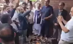 पीओके हिंसा को लेकर ब्रिटेन में विरोध, लोगों ने पाक दूतावास के बाहर किया प्रदर्शन पीओके हिंसा को लेकर ब्रिटेन में विरोध, लोगों ने पाक दूतावास के बाहर किया प्रदर्शन