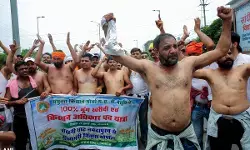 सरकार ने लॉलीपॉप दिया, किसानों का आंदोलन जारी