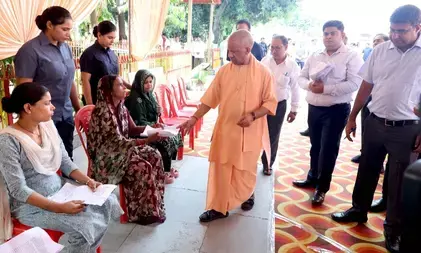 सीएम योगी ने जनता दर्शन में सुनीं समस्याएं, बोले-हर व्यक्ति की समस्या का समाधान सरकार की प्राथमिकता