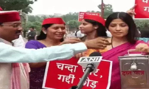 संसद परिसर में सपा का प्रदर्शन, दानपेटी लेकर पहुंचीं डिंपल यादव; अखिलेश ने लगाए ‘चढ़ावा चोर, गद्दी छोड़ो’ के नारे