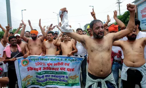 सरकार ने लॉलीपॉप दिया, किसानों का आंदोलन जारी सरकार ने लॉलीपॉप दिया, किसानों का आंदोलन जारी