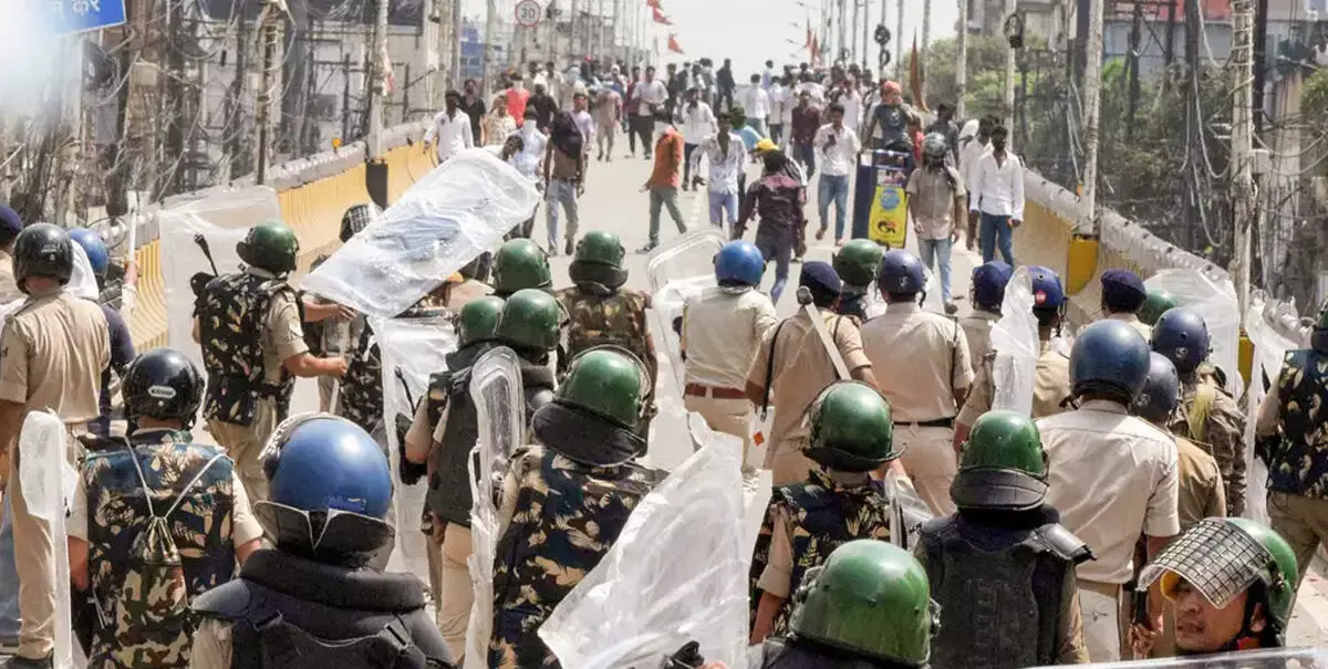 बिहार में एके-47 से प्रदर्शनकारियों पर फायरिंग की घटना पर सियासी घमासान बिहार में एके-47 से प्रदर्शनकारियों पर फायरिंग की घटना पर सियासी घमासान