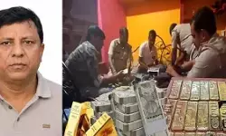 बीरभूम में छापे से हड़कंप: पूर्व बस चालक के घर से 28 करोड़ नकद और 15 किलो सोना बरामद बीरभूम में छापे से हड़कंप: पूर्व बस चालक के घर से 28 करोड़ नकद और 15 किलो सोना बरामद