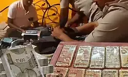 बंगाल पुलिस की छापेमारी में 28 करोड़ रुपये और 15 किलो सोना जब्त, तुलु मंडल का रिश्तेदार गिरफ्तार बंगाल पुलिस की छापेमारी में 28 करोड़ रुपये और 15 किलो सोना जब्त, तुलु मंडल का रिश्तेदार गिरफ्तार