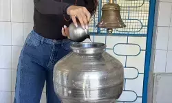 शिवलिंग पर जल चढ़ाते वक्त चश्मा पहनने पर ट्रोल हुईं भूमि पेडनेकर, यूजर्स बोले- पूजा कम, फोटोशूट ज्यादा है शिवलिंग पर जल चढ़ाते वक्त चश्मा पहनने पर ट्रोल हुईं भूमि पेडनेकर, यूजर्स बोले- पूजा कम, फोटोशूट ज्यादा है