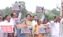 संसद के मकर द्वार पर कांग्रेस सांसदों का जोरदार प्रदर्शन! छात्रों पर कार्रवाई को लेकर गृह मंत्री अमित शाह से मांगा जवाब संसद के मकर द्वार पर कांग्रेस सांसदों का जोरदार प्रदर्शन! छात्रों पर कार्रवाई को लेकर गृह मंत्री अमित शाह से मांगा जवाब