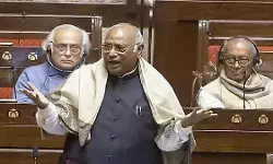 राज्यसभा में मनुस्मृति टिप्पणी पर मचा हंगामा, मल्लिकार्जुन खरगे के बयान का हिस्सा रिकॉर्ड से हटाया गया राज्यसभा में मनुस्मृति टिप्पणी पर मचा हंगामा, मल्लिकार्जुन खरगे के बयान का हिस्सा रिकॉर्ड से हटाया गया